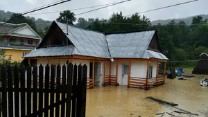 Ploile au făcut ravagii în ţară: Sute de curţi, subsoluri, case şi drumuri au fost inundate. O localitate din Neamţ este izolată | FOTO, VIDEO