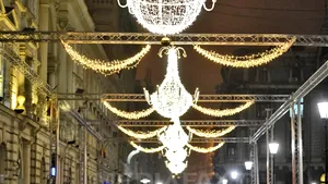 Centrul Capitalei, străbătut de mii de luminiţe de sărbători, identice cu cele din Viena - GALERIE FOTO