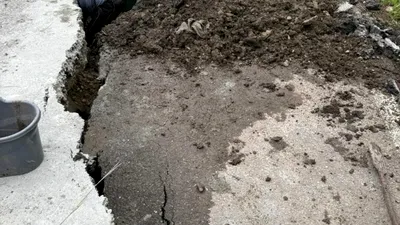 SOCIAL UPDATE. Trei locuințe au rămas izolate în urma unei alunecări de teren în județul Vaslui. Drumul de acces în localitate a fost afectat