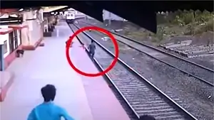 VIDEO Tragedie evitată în ultima clipă. Un copil de 6 ani a fost salvat de pe şine, chiar înainte să fie zdrobit de tren