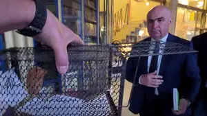 Ilie Bolojan, alergat pe stradă cu o cușcă de șobolani de către activistul Marian Ceaușescu: „Când ne va merge bine?”