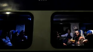 Trei trenuri de persoane, blocate în Timiş, după ce un camion a rupt firele de contact