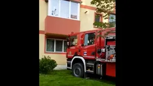 INCENDIU puternic într-un bloc din Reşiţa: O persoană a murit, iar alte trei au fost rănite
