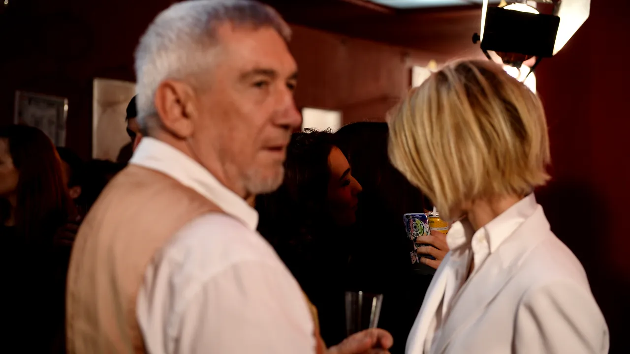 Filmul ”9 poveşti de dragoste şi ură în izolare”. Regizorul Dan Chişu despre provocările profesionale în perioada epidemiei, EXCLUSIV la Marius Tucă Show. ”Nouă ne era frică de nişte filme americane. Ei bine, ne-a omorât COVID-ul!”