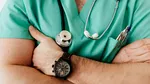 Medic exclus din profesie după ce a postat fotografie cu operație pe creier pe site de întâlniri