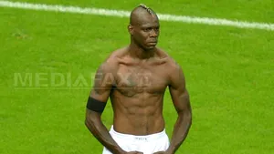Un fan al echipei Manchester United a urinat pe maşina lui Mario Balotelli - FOTO