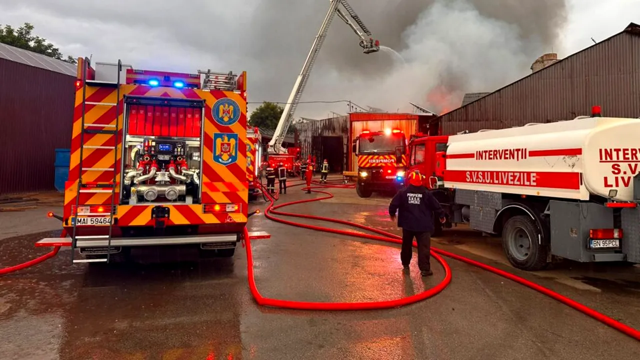 Incendiu la o fabrică de prelucrare a lemnului din Bistrița - Nădăud. Acoperișul unui atelier a luat foc
