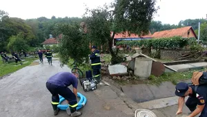 Gospodării inundate şi maşini luate de ape în judeţul Hunedoara. O bătrână a murit înecată | FOTO, VIDEO