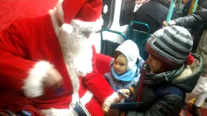 Copiii au primit dulciuri şi cărţi în Tramvaiul lui Moş Crăciun - FOTO