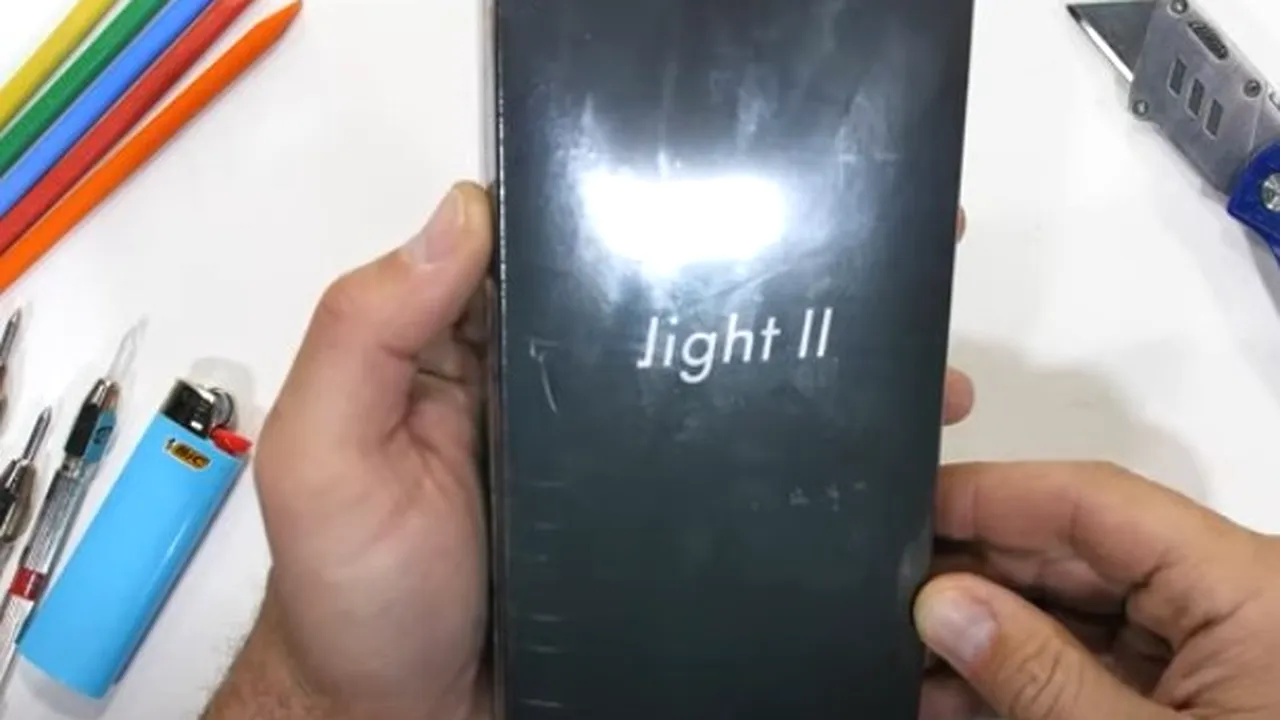 Un smartphone mai puţin smart. Ce conţine şi cât costă