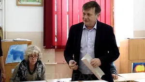 ALEGERI PREZIDENŢIALE, turul II - Antonescu a votat cu aproape o oră mai devreme decât momentul anunţat de PNL