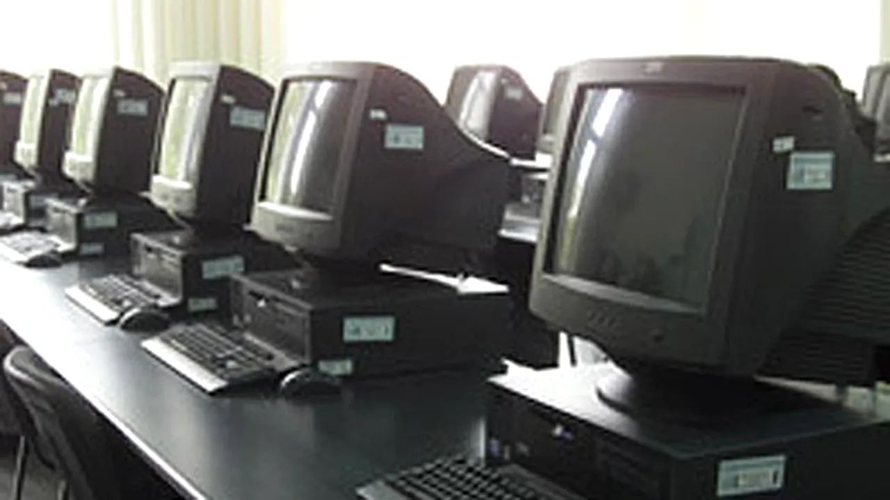 Ministerul Educaţiei, autorizat că cumpere calculatoare pentru studiu individual în liceu