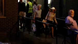 FOTO, VIDEO | Mii de persoane din Londra, EVACUATE din cauza temerilor privind securitatea la incendiu. Pompierii 