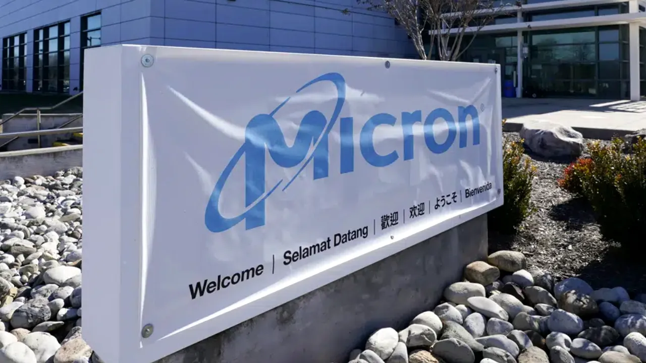 Războiul cipurilor dintre SUA şi China: Beijingul interzice operatorilor de infrastructuri critice să cumpere produse Micron din motive de securitate