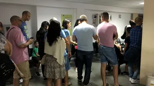 FOTO, VIDEO | O nouă zi de coadă la PAŞAPOARTE. Solicitant: Este o glumă la adresa noastră, suntem umiliţi. Ce taxe nu se pot plăti