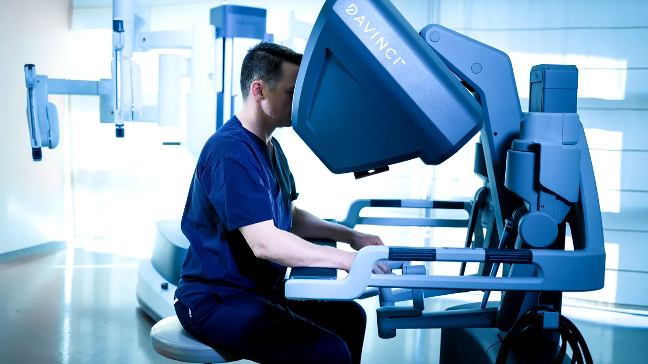 Un nou centru de chirurgie robotică la stat: Spitalul de urgenţă Bistriţa investit 3,5 mil. euro în robotul Da Vinci