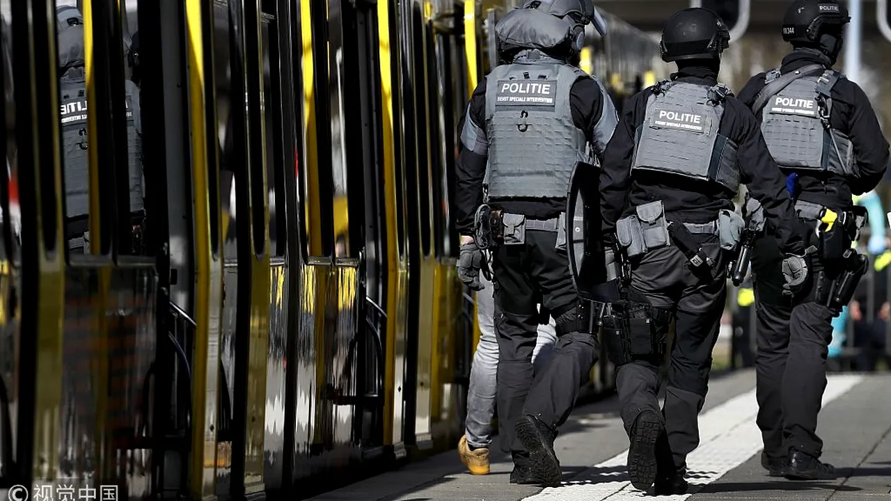 Atac ARMAT în Olanda | UPDATE: Presupus incident terorist, după ce doi indivizi au deschis focul într-un tramvai/ Cel puţin un mort, mai mulţi răniţi