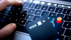 Un tânăr din Argeș a făcut peste 100 de cumpărături online cu datele altcuiva