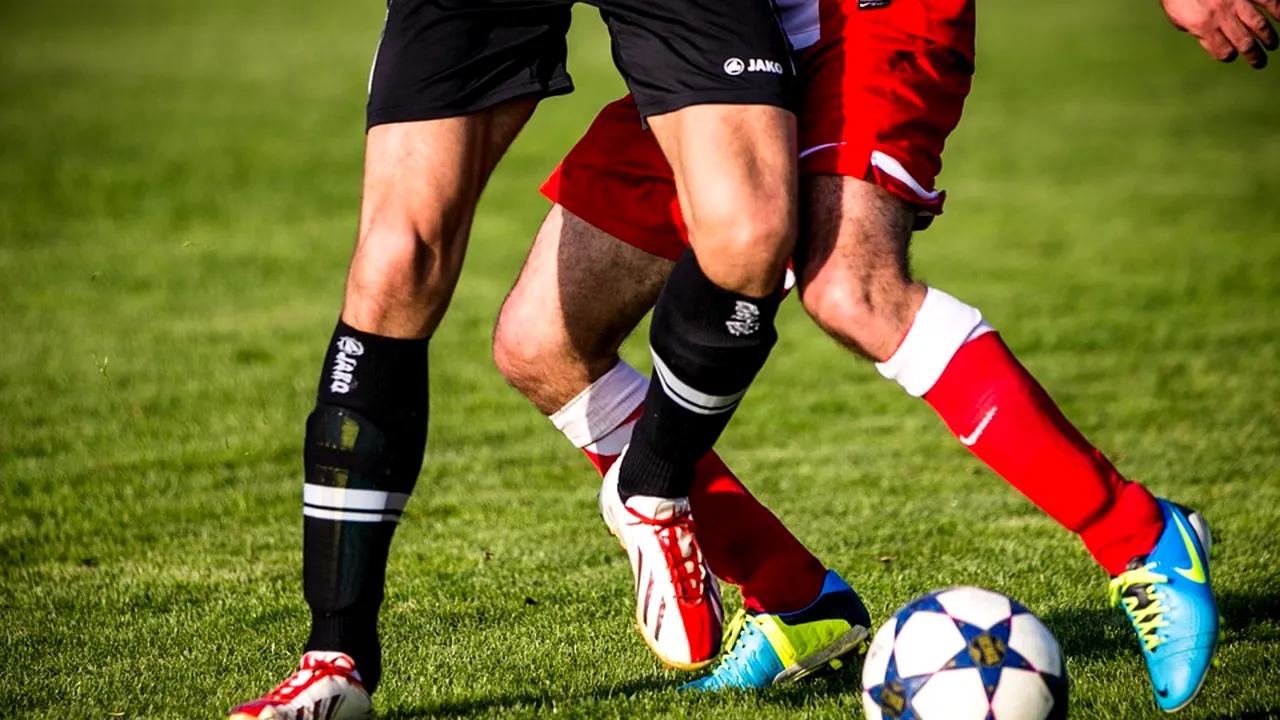 Suporter englez, reţinut de poliţie pentru că purta un tricou cu echipa adversă la un meci de fotbal. Bărbatul ar putea primi până la 15 ani în închisoare