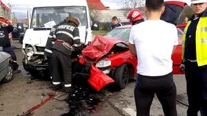 Accident în Curtea de Argeş: O maşină şi un microbuz s-au ciocnit | FOTO, VIDEO