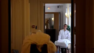 Primii zece angajatori din industria hotelieră au renunţat la 1.300 de oameni în ultimul an