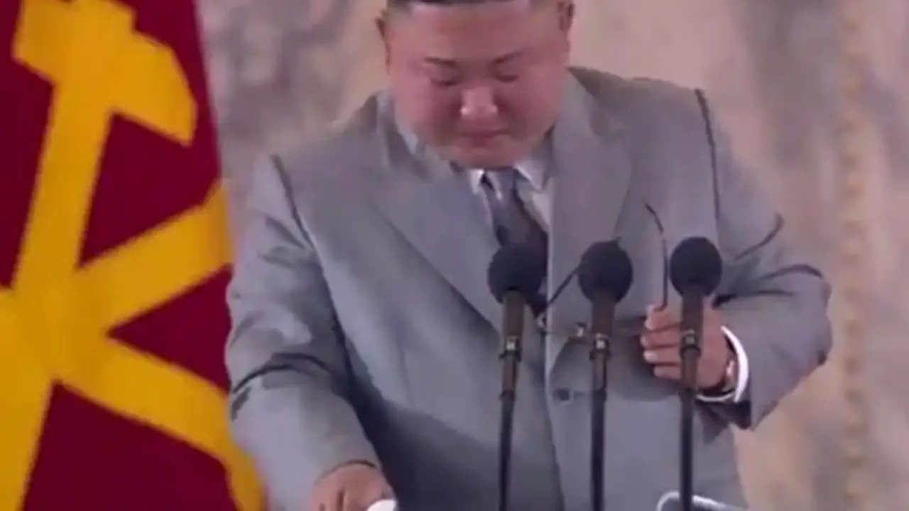 Kim Jong Un a vărsat lacrimi pentru criza COVID-19, în timpul unei parade a rachetelor balistice
