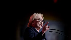 Alegeri prezidenţiale | Viorica Dăncilă îşi ironizează contracandidaţii: „Dacă ar fi corect, eu ar trebui să port pantaloni şi ei fustă”