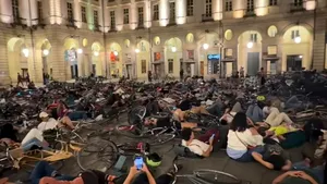 Protest neobișnuit la Torino după moartea unui copil de 7 ani. Zeci de oameni formează în fiecare dimineață o „barieră umană”