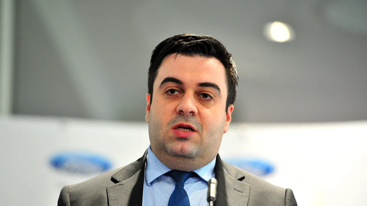 Ministrul Transporturilor: Corina Creţu ar face bine să sprijine mai mult proiectele pe care Guvernul le-a iniţiat/ Ce spune despre proiectele pentru autostrăzi
