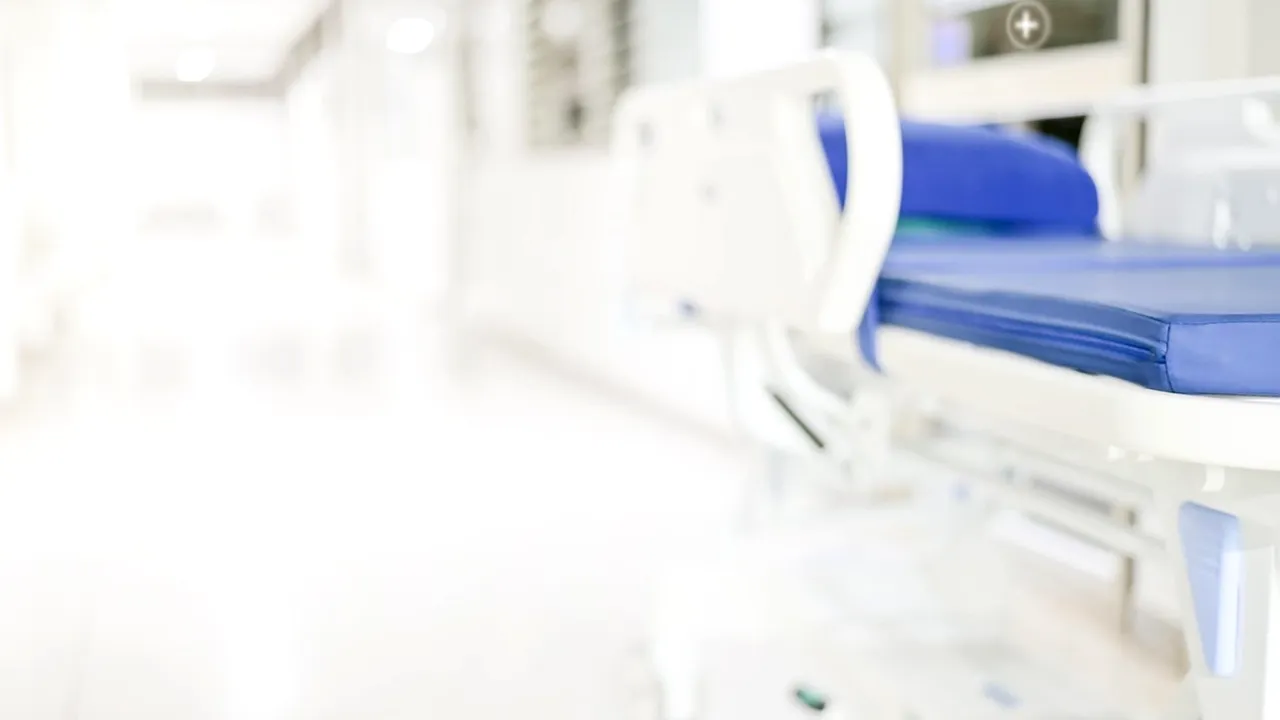 Sinucidere pe patul de spital. O femeie care şi-a tăiat venele, la Spitalul Municipal Câmpulung, trecută printre morţii de COVID-19