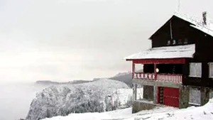 Zeci de turişiti din Bucureşti, blocaţi nouă ore pe Ceahlău