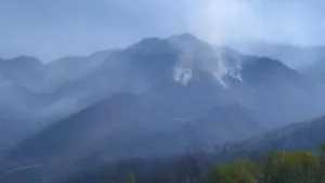 GALERIE FOTO Zeci de pompieri şi un elicopter de la Aviaţie, se luptă de 24 de ore să stingă INCENDIUL din Apuseni