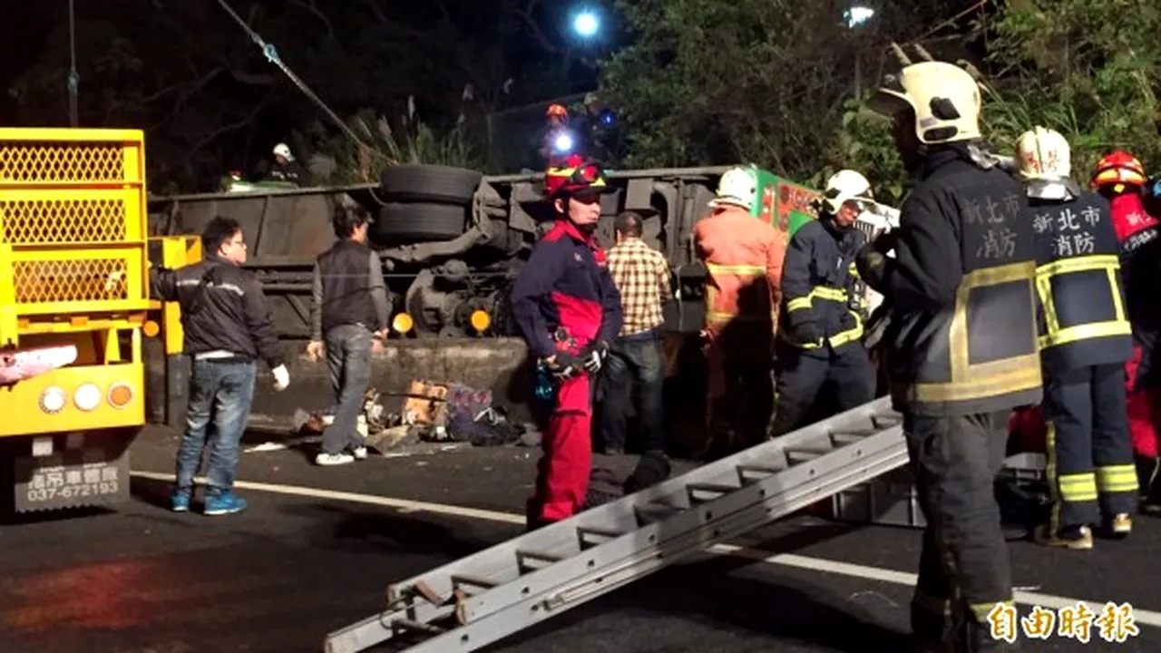 GALERIE FOTO, VIDEO Cel puţin 32 de morţi după ce un autocar s-a răsturnat în Taiwan