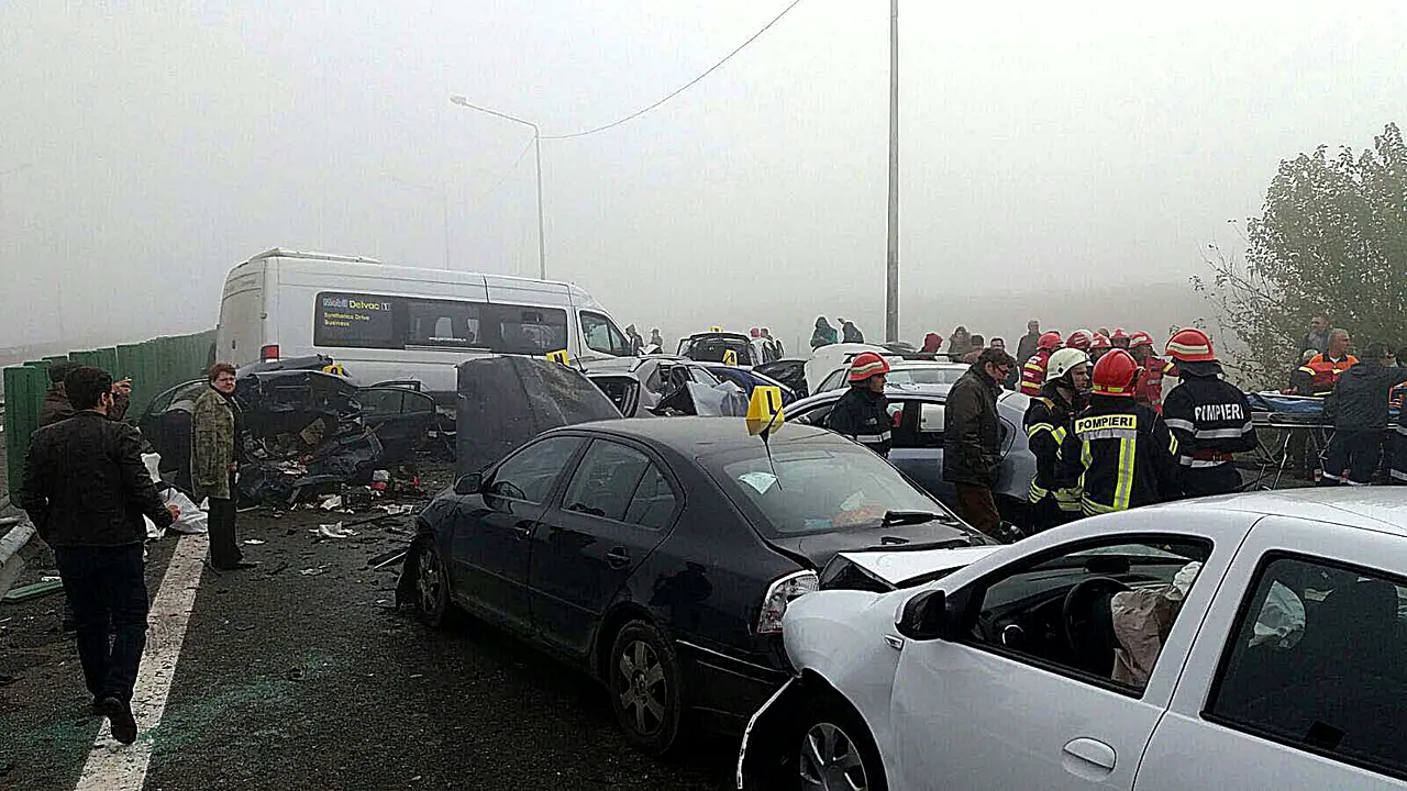 Doi morţi şi opt răniţi intr-un accident pe DN 1, în care au fost implicate un microbuz, un camion şi un autoturism. Microbuzul făcea curse regulate către Therme Baloteşti/ Un rănit, la Floreasca