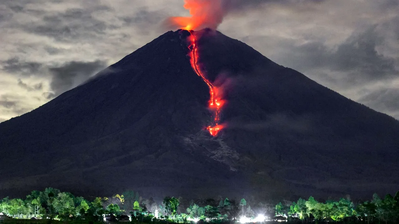 Prima erupţie vulcanică din 2021. Un vulcan de pe insula Java a început să erupă