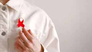 Asociația Română Anti-SIDA cere Guvernului măsuri concrete pentru prevenirea HIV și asigurarea tratamentului