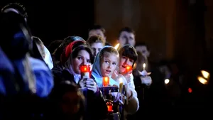 Mii de credincioşi participă la slujba de Înviere de la Catedrala Patriarhală