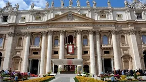 Vaticanul contraatacă: Scandalurile financiare şi sexuale, presiuni inacceptabile asupra cardinalilor chemaţi la alegeri