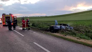 Un mort şi doi răniţi după ce o maşină s-a răsturnat şi a luat foc în Iaşi