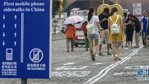 Banda pentru dependenţii de telefoane: Autorităţile chineze au creat un culoar special pentru cei care nu se pot desprinde de smartphone-uri - FOTO