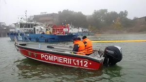 Doi bărbaţi au intrat în şoc hipotermic, după ce s-au răsturnat cu barca pe Dunăre. FOTO