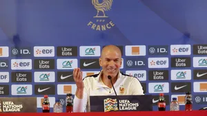 „Dumnezeu a sosit”. Cu cine îl compară Thierry Henry pe Zinedine Zidane, pe banca naționalei Franței