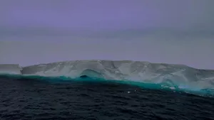 Cel mai mare aisberg din lume a părăsit Antarctica şi pluteşte în derivă

