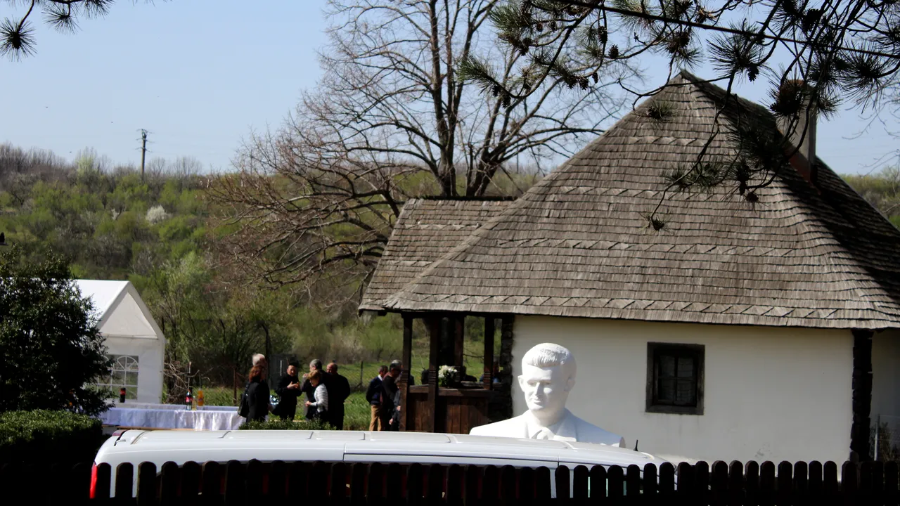 Scorniceşti: Nepotul lui Ceauşescu, condus pe ultimul drum de rude şi nostalgici ai vechiului regim - FOTO, VIDEO