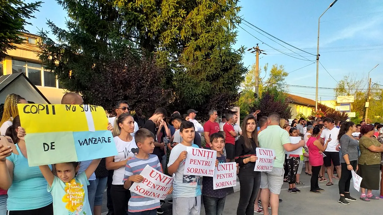 Protest în faţa Parchetului de pe lângă Curtea de Apel Craiova: Oamenii cer anularea adopţiei fetiţei din Mehedinţi/ Familia adoptivă publică noi imagini cu micuţa de 8 ani pentru a arăta că este bine / Poliţia face noi precizări: Doi agenţi, atenţionaţi pentru o situaţie din luna mai | FOTO, VIDEO