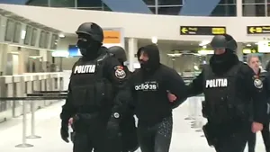 Un bărbat urmărit internaţional a fost adus în ţară, din Franţa, de o escortă a Poliţiei Române - VIDEO