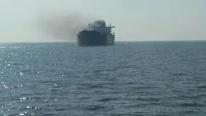 O navă sub drapelul modovenesc a fost lovită de un obuz în Marea Neagră / UPDATE: Doi marinari în stare gravă