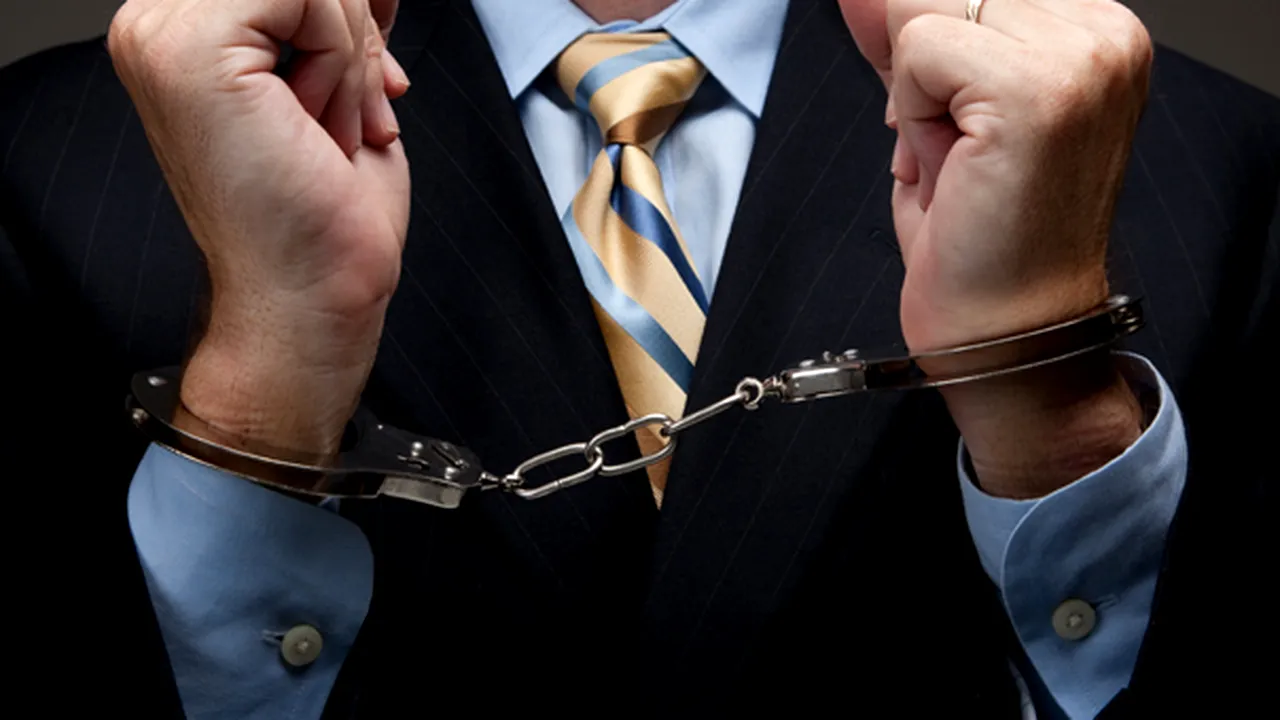 Iaşi: Un avocat a spart cu un târnăcop geamurile unei firme de pompe funebre