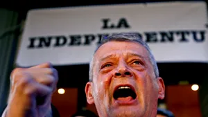 FOCUS: Prezumtivul primar general Oprescu a fost sărbătorit printr-o îmbrânceală la unison