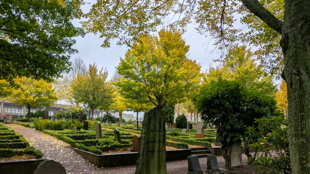 Cimitir devastat în Italia: Hoții români abandonează sute de kilograme de obiecte furate